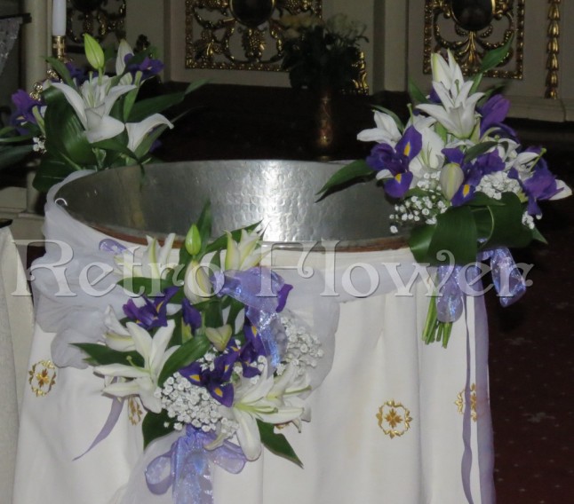 Aranjament de cristelnita cu buchetele de crini, irisi si floarea miresei